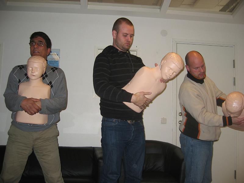 1 april 2008 191.jpg - Shapoor, Fredrik och Johan tränar Heimlich-manövern (med vilken man räddar livet på folk som satt i halsen).